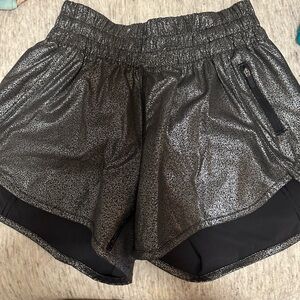 NWOT Lululemon Tracker Short V *4" Foil
Luminosity Foil Print Black Silver